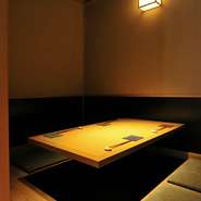 個室は4名様対応の個室が8つ。6名様対応が2つ。4名室を繋げることで、最大24名様まで収容できます。デートから宴会まで、周りに気兼ねなく楽しい時間を過ごすことが出来ます。 