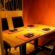 ご利用人数や用途に合わせて最適な個室席へご案内いたします！扉付き完全個室となっておりますので周りを気にせずご利用頂けます。