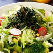 特製ピリ辛ドレッシングをかけてさっぱりと。