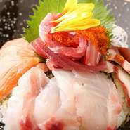 獲れたて海鮮を豪快に盛り付けた渾身の一杯。