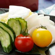 塩で漬けた「契約農家の野菜」の漬物。