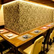 高槻市駅からすぐの好立地にNEWOPEN！駅近なのでお仕事帰りにも楽々アクセス！2名様からご利用頂けるカウンター席を完備しております。お席のみのご予約も承っておりますので、お気軽にお問い合わせください。