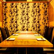 四辺はしっかりと仕切られている完全個室。和情緒漂う空間でのご宴会をお楽しみ頂けます。ご宴会。コースは、3H飲み放題付2980円～お値段別に各種ご用意しております。