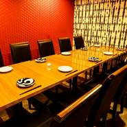 落ち着きある上品な個室空間。照明も明る過ぎずゆったりとお寛ぎ頂けるお席です。大事な接待や会食、歓送迎会の催し事にも最適な空間です。