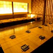 最大100名様までご利用可能な広々とした店内は、会社宴会や歓送迎会、同窓会、打ち上げ、結婚式の二次会などに最適です。店舗貸切のご予約も承っておりますので、お気軽にお問い合わせください。