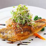 白身魚のウロコの食感を巧みに残して揚げ焼きに。カリカリとした食感に、芳醇な焦がしバターと桜エビの香りがたまりません。肉が苦手な人のメインの皿にも好評。