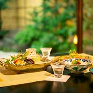 三河や北陸直送の旬魚介、地物を中心とする季節野菜、最上質の黒毛和牛などを用い、季節を宿す会席コースをご提供。飛騨牛の希少部位、名古屋コーチンを使った名物料理も好評。旬×地物の逸品料理が集います。