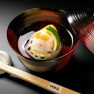 日本料理の醍醐味の一品『御椀』は、羅臼昆布と本枯れ鰹節で丁寧に引いた一番出汁で仕上げ。さらっとした飲み口の後に、奥深い旨みが感じられ、心から和めます。海老真丈、焼き蛤の真丈など、月替わりの具も多彩。