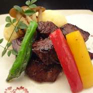 厳選して仕入れた飛騨牛のさがりを、自家製のたれで焼き上げました。熟練の和の料理人が繊細な火入れで焼き上げていますので、旨みを十分に引き出し程よい触感に仕上がります。
コースに＋2000円でおつけ致します。