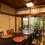 大切な接待や会食、お祝いの席にご利用いただくことが多いため、料理・接客・設えとも最上のものをご提供。お召し上がりいただく料理の説明を丁寧に行うなど、きめ細やかなおもてなしを徹底しています。