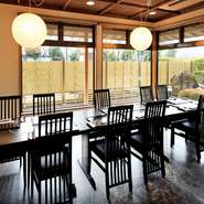 精進落としや、回忌・法要後の食事場所にいかがでしょう。料理やプランは事前の相談も可能。庭を眺められるテーブル席や広々とした和室など、人数に合わせゆったりと利用できる座席が完備されています。