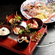 わが子の健やかな成長と食に困らないようにとの思いが込められた、大切な通過儀礼の一つ。お祝いにふさわしい器や、食材、料理一つひとつに思いや所以があります。充実な内容ながらも価格が控えめなのも魅力。