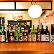 伊勢志摩サミットでは、乾杯酒として振舞われた『半蔵　純米大吟醸』も扱っています。他にも、『瀧自慢』・『るみ子の酒』といった三重の地酒を中心にラインナップ。日本各地の酒蔵からも選りすぐっています。