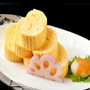 毎朝引く秘伝の出汁を、通常の配合よりも多めの比率にしています。出汁の香りや旨みをいかすため、玉子の味付けはシンプルに。ふわふわとした優しい食感をお楽しみ下さい。