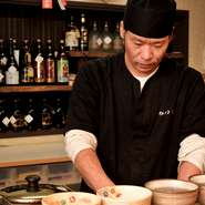 名張店は、アットホームな雰囲気があり、よりリラックスしていただけるよう努めています。迅速、且つ、丁寧な料理づくりが要。お客様の美味しかったという一言をいただけるよう、邁進していきます。