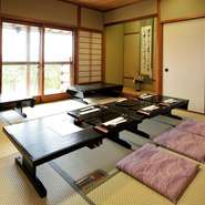 足元もくつろげる和室は、小さな子供から年配の方まで幅広い世代が一緒に過ごしやすい座席です。充実している『お喰い初め膳』やハレの日にふさわしい会席などシーンに合わせ選べる料理をご用意しています。