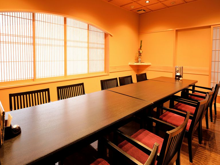 大人数でもゆったりとくつろげる、心落ちつく和の空間