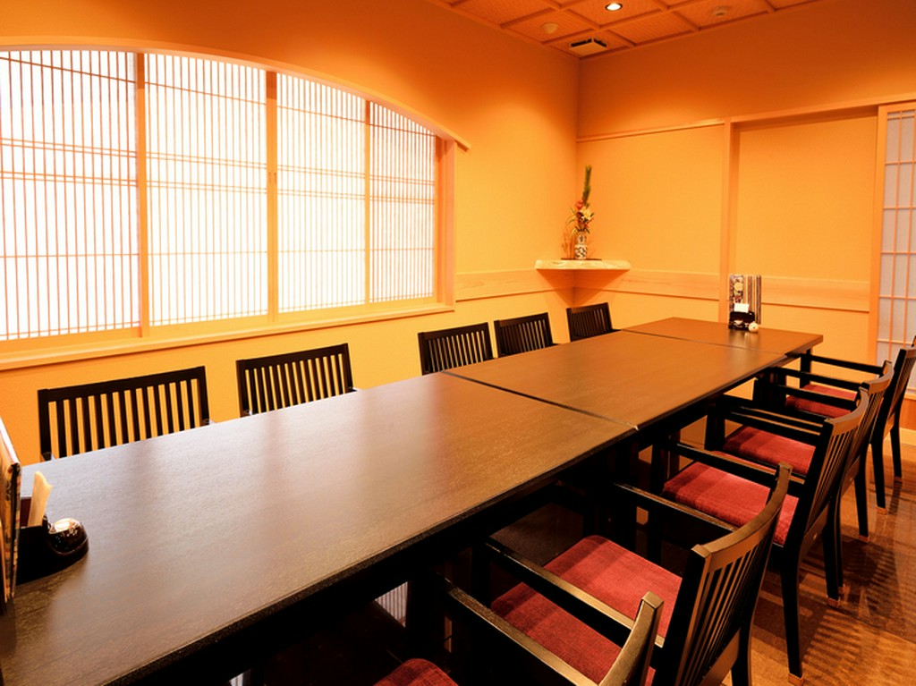 大人数でもゆったりとくつろげる、心落ちつく和の空間