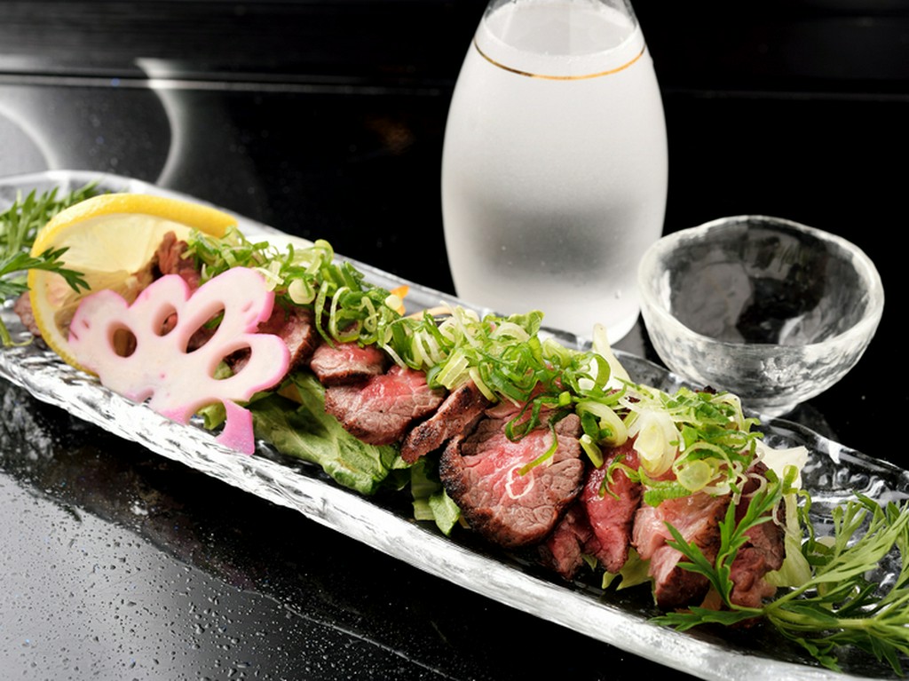 豪快な火柱の中で、旨みがしっかりと凝縮される『伊賀牛たたき』