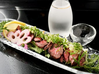 豪快な火柱の中で、旨みがしっかりと凝縮される『伊賀牛たたき』