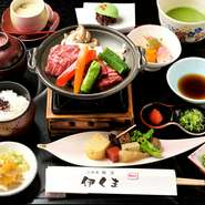 『伊賀牛陶板』をメインに、彩り豊かな京料理がずらりと並ぶおすすめのランチプラン。陶板焼きなので、自分好みの焼き具合を調整しながら味わえます。
