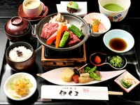 『伊賀牛陶板』をメインに、彩り豊かな京料理がずらりと並ぶおすすめのランチプラン。陶板焼きなので、自分好みの焼き具合を調整しながら味わえます。