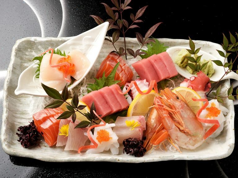 市場から直接届く、海の幸を食べ比べ『お造り盛合わせ』