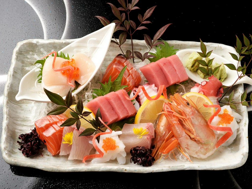 市場から直接届く、海の幸を食べ比べ『お造り盛合わせ』