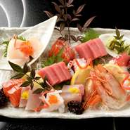 伊賀には海はありませんが、常に市場から鮮度抜群の魚介が届きます。旬ごとに変化していく、さまざまな種類を盛り合わせにアレンジ。美しい盛り付けにもこだわった一皿です。