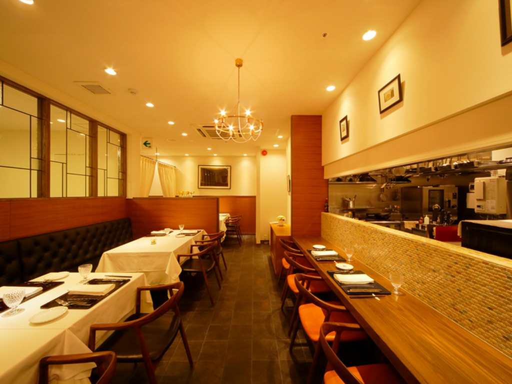 オープンキッチンならではの臨場感。ふたりだけの会話も楽しめる