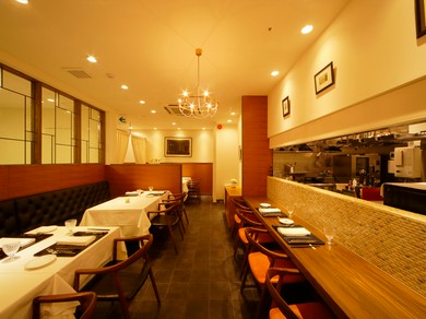 オープンキッチンならではの臨場感。ふたりだけの会話も楽しめる