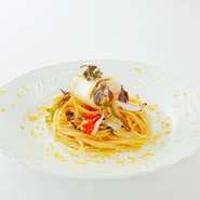 ペペロンチーノベースにからすみソースを和えた、濃厚さが特徴のスパゲティ。その味わいにファン続出。リピート率も高い逸品です。