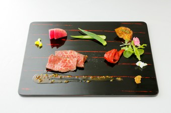 贅沢に希少部位を食す『宮崎産黒毛和牛かいのみのロースト　山椒ソース』