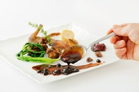 ジビエならではの野生味と柔らかな甘み『山うずらのロースト　ベリーソース（要予約）』