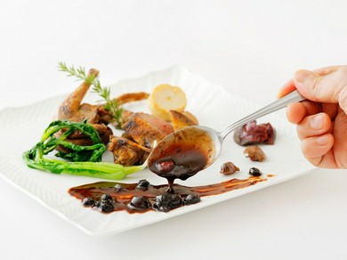 ジビエならではの野生味と柔らかな甘み『山うずらのロースト　ベリーソース（要予約）』