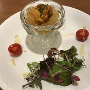 生うにと下にあるジャガイモのムースを一緒に食べると、体験したことのない味わいが口の中で広がります。ムースジュレがアクセントを効かしており、県外から食べに来られる方もいるようです。