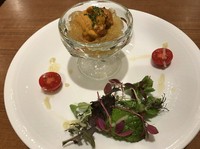 生うにと下にあるジャガイモのムースを一緒に食べると、体験したことのない味わいが口の中で広がります。ムースジュレがアクセントを効かしており、県外から食べに来られる方もいるようです。