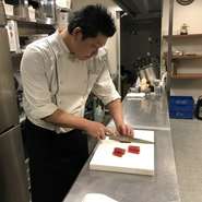 調理だけでなくサービスも私自ら行っております。普段から心がけているのは、気持ちよくお料理を召し上がっていただくこと。堅苦しさを感じさせずない空間つくりを大切にしています。