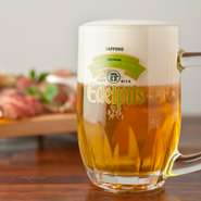 『エーデルピルス』は、強い苦味のインパクトがすっと消える飲みやすい高級ビール。とてもリッチな味わいで人気です。苦味が残らないのでゴクゴク飲め、何杯もお替わりするゲストも多いそう。