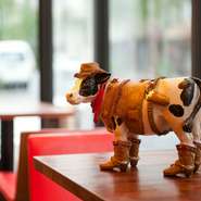 店内には店主自ら収集した温かみのある小物や雑貨があふれています。インテリアもヨーロッパ風で、楽しく仲間と飲むのに最適。ゲストの笑顔が絶えないお店です。