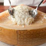 国産牛による数々の肉料理が楽しめ、その美味しさはもちろん、ゲストの目の前で仕上げてくれるパフォーマンスも見どころ。デート中の2人だけの空間にダイナミックな演出は、目でも楽しませてくれます。