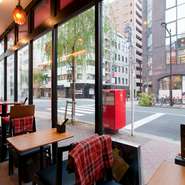 窓の外の風景を眺めながらの食事はテラスにいるような開放感。道行く人の服装や樹木に季節を感じます。