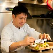 スタッフには「お客様に何かをしてあげたい」という気持ちを大事にし、自分で考えて行動するように指導。お客様に不便を感じさせず、笑顔で応対し、気持ちよく過ごしてもらえるお店を目指しています。