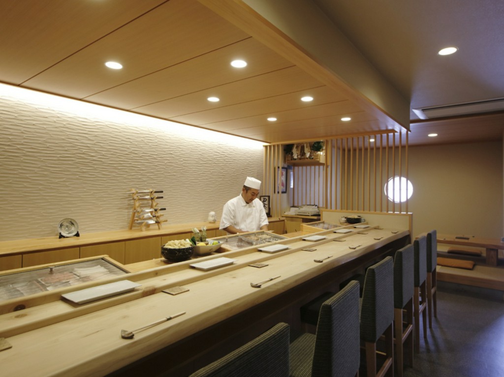 檜の一枚板カウンターをメインとした上品な空間