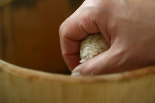 寿司では珍しい、古米を使用したシャリ