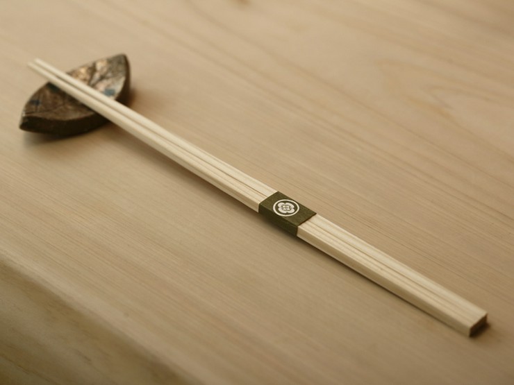 国産材ブランドの吉野杉を使った特注の箸