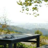 晴れた日には外の席も解放的。自然豊かな風景の中で味わうお料理は、いつにも増して格別です。ランチタイムとティータイムでしか味わうことのできない特等席です。