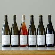 左から、シャルドネ2016（白）、アルバリーニョ2016、ロゼ2016、シャルドネ2015（赤）、シャルドネ2016（赤）メルローといったラインナップ。SaysFarmだからこそ揃うワインを満喫してみて。