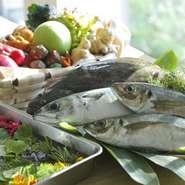 きのこや野菜は敷地内に自生する自然の恵をそのまま使用。氷見の漁港で揚がる魚など日によって異なる食材は、四季折々の富山を感じさせます。一期一会なメニューが、来るたびに新しいおいしさを提供してくれます。