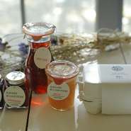 SaysFarmのワインに加え、自社農園の生みたて卵や、自家製ジャム、富山で活躍するアーティストのカトラリーなど、お買い物もお楽しみいただけます。